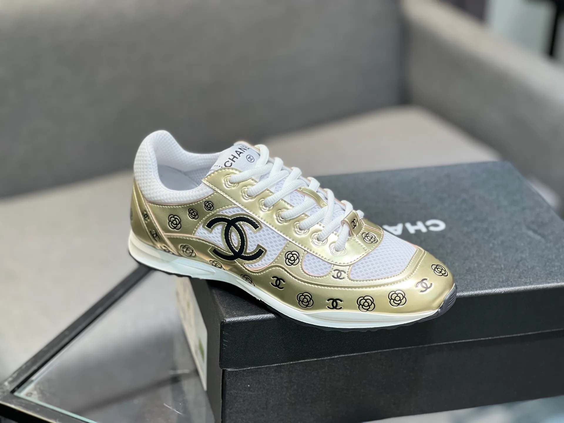 Men's men's shoes 💰640 Exclusive real shot (top version) CHANEL Chanel 2025ss color matching thick-soled casual sports shoes and sneakers. The counter is synchronized. The counter is very popular. A shoe that is very difficult to buy. The most popular thick-soled panda shoes on the Internet. It can be imagined that Xiaoxiang control can't miss it. It has both good looks and comfort. Simple and versatile white shoes. The thick sole increases the height and is super versatile. Close your eyes and wear it. Whoever wears it will look better. Upper: calfskin Lining: imported sheepskin lining Outsole: TPU original outsole Size: 35-44 (customized for women 41 and 40, and 45 for men)